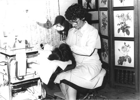 Maruja Blanco, pionera en la depilación eléctrica, trabajando en su centro de estética en Gijón