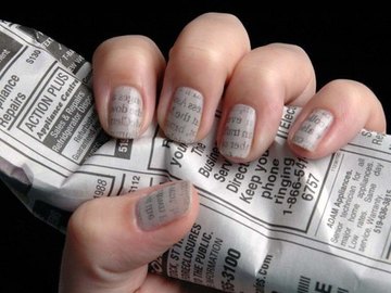 Manicura con estampado de papel de periódico